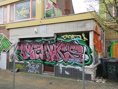 829760 Afbeelding van graffiti met de gestileerde tekst MANKS , op de voorgevel van het leegstaande pand Tomaatstraat ...